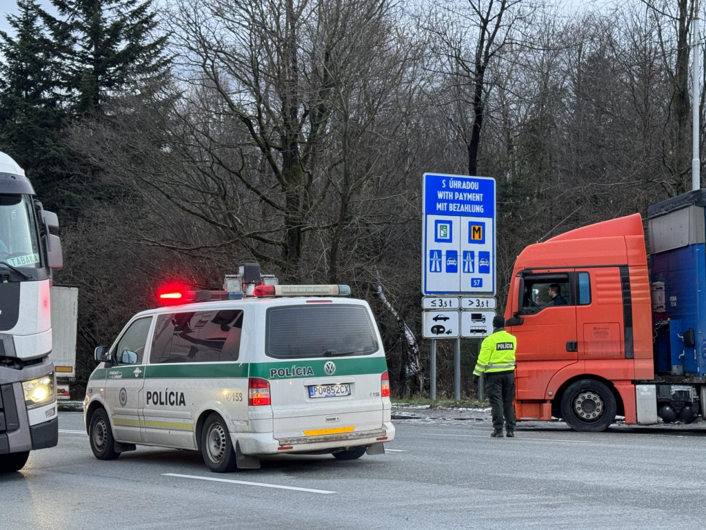 Polícia riadi dopravu na hraničnom priechode Vyšný Komárnik - Barwinek, kde sa tvoria kolóny. FOTO: TASR/Maroš Černý