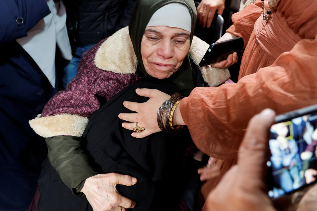 Členovia rodiny reagujú na privítanie prepustenej palestínskej väzenkyne Fatimy Amarnehovej. FOTO: REUTERS