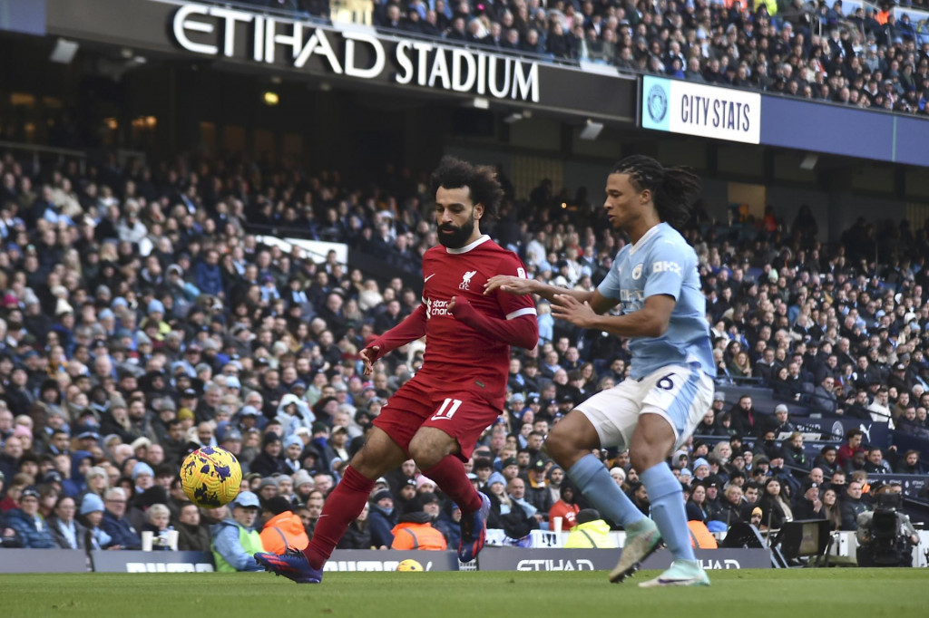 Hráč Mohamed Salah z Liverpoolu a Nathan Ake z Manchestru City počas zápasu 13. kola anglickej Premier League Manchester City - FC Liverpool. FOTO: TASR/AP