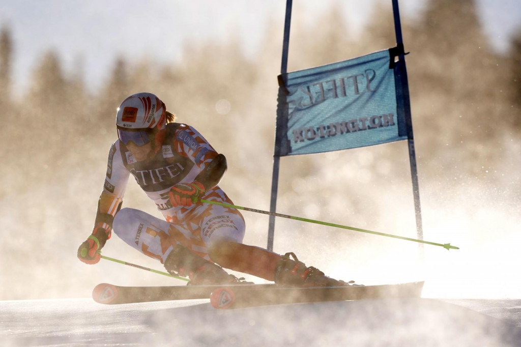 Slovenská lyžiarka Petra Vlhová na trati v 1. kole obrovského slalomu Svetového pohára v americkom Killingtone. FOTO: TASR/AP
