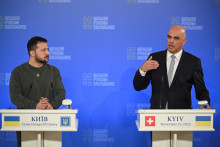 Švajčiarsky prezident Alain Berset a ukrajinský prezident Volodymyr Zelenskij. FOTO: Reuters