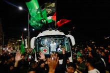 Prepustení palestínski väzni reagujú zvnútra vozidla po opustení izraelskej vojenskej väznice Ofer uprostred dohody o výmene rukojemníkov a väzňov medzi Hamasom a Izraelom. FOTO: Reuters