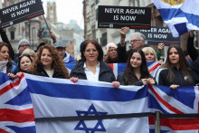 Demonštranti držia transparenty na pochode proti antisemitizmu. FOTO: Reuters