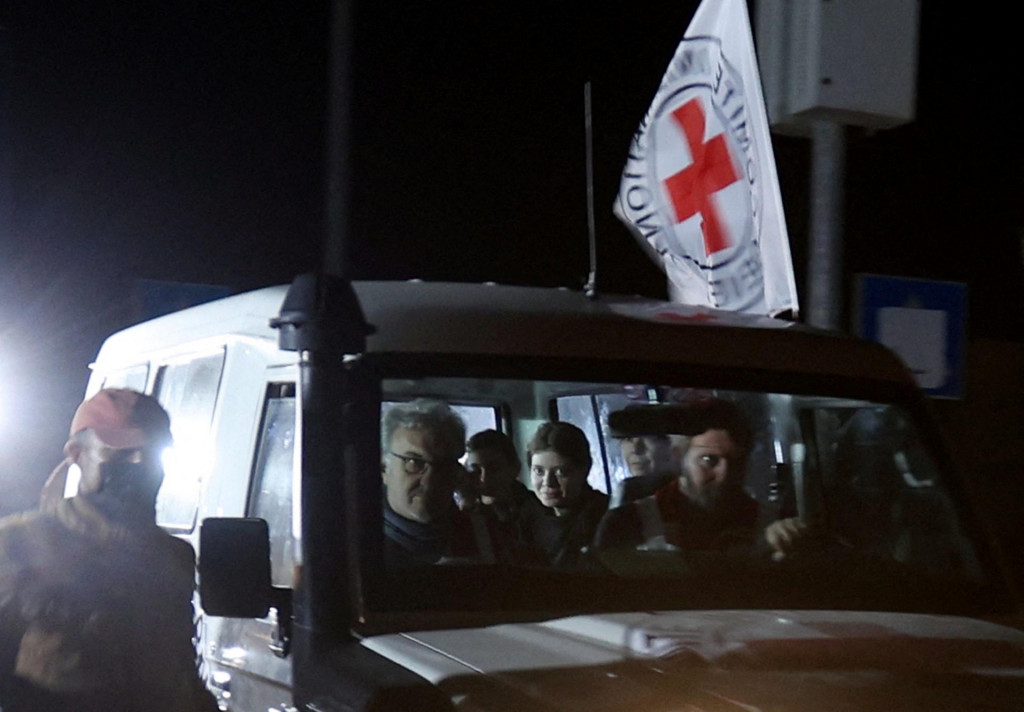 Vozidlo Červeného kríža ako súčasť konvoja, o ktorom sa predpokladá, že vezie rukojemníkov unesených militantmi Hamasu počas útoku na Izrael 7. októbra, prichádza k hraniciam Rafahu. FOTO: Reuters