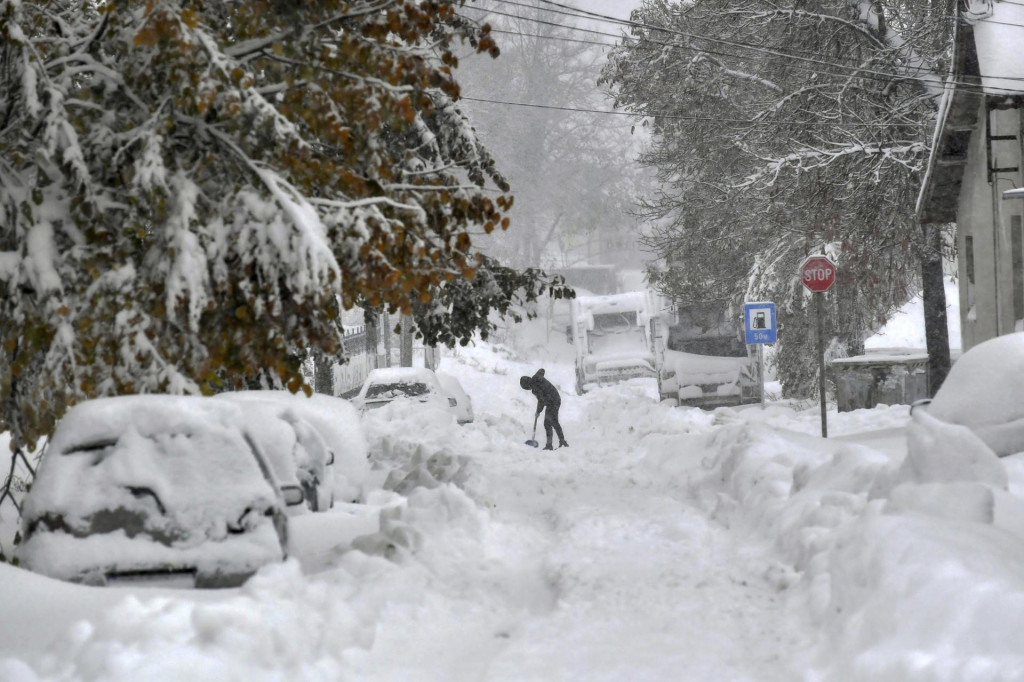 Muž odhŕňa sneh v bulharskom meste Isperih. FOTO: TASR/AP
