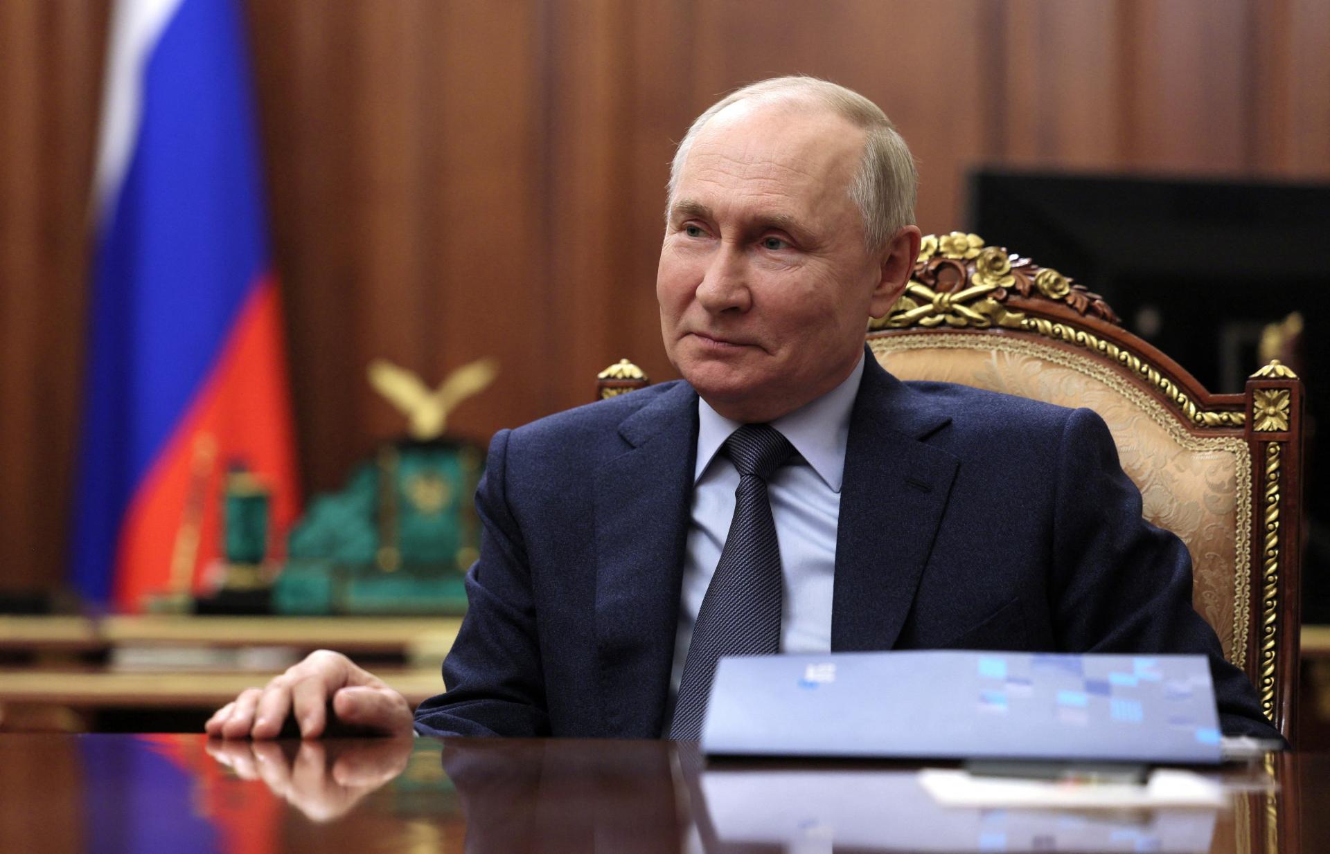 Putin podpísal prevzatie ruských aktív amerického koncernu Caterpillar ruskou firmou