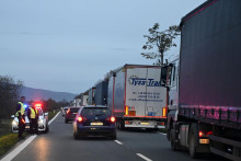 Kolóna kamiónov od hraničného priechodu Vyšné Nemecké až po obec Nižná Rybnica v okrese Sobrance. FOTO: TASR/Roman Hanc