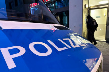 Policajné auto počas razie v Berlíne 23. novembra 2023. FOTO: TASR/DPA
