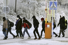 Migranti prichádzajúci na medzinárodnú hranicu medzi Fínskom a Ruskom. FOTO: TASR/AP