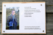 Pamätná tabuľa pre zabitého učiteľa Samuela Patyho neďaleko školy Bois d‘Aulne v Conflans-Sainte-Honorine pri Paríži. FOTO: Reuters