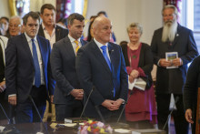 Predseda novozélandskej Národnej strany a nový novozélandský premiér Christopher Luxon (uprostred) stojí počas slávnostnej prísahy vo Wellingtone. FOTO: TASR/AP