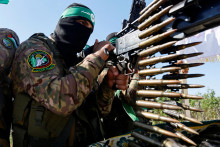 Palestínsky bojovník z ozbrojeného krídla Hamasu. FOTO: Reuters