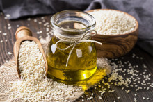 Sezamový olej má množstvo benefitov na vašu pleť aj vlasy.
