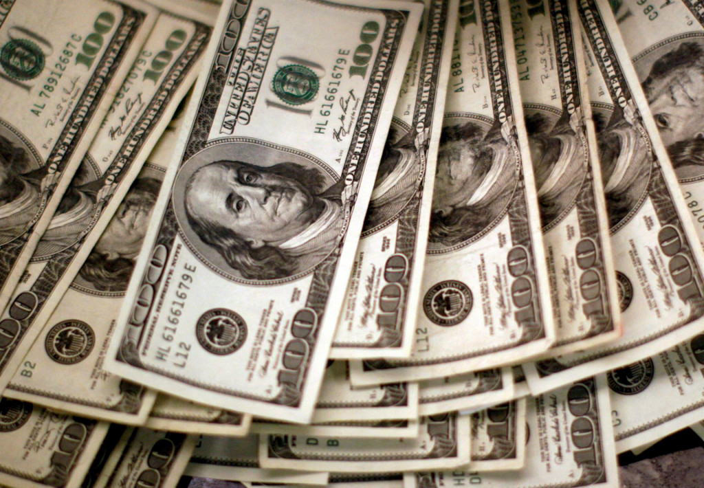 Americký dolár je svetovou rezervnou menou už od druhej svetovej vojny, no niektoré krajiny sa mu začínajú otáčať chrbtom. FOTO: REUTERS