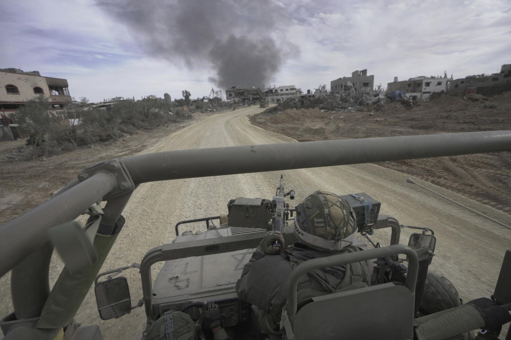 Izraelskí vojaci počas vojenskej pozemnej operácie v pásme Gazy 22. novembra 2023. FOTO: TASR/AP
