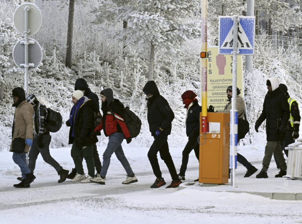 Migranti prichádzajúci na medzinárodnú hranicu medzi Fínskom a Ruskom. FOTO: TASR/AP