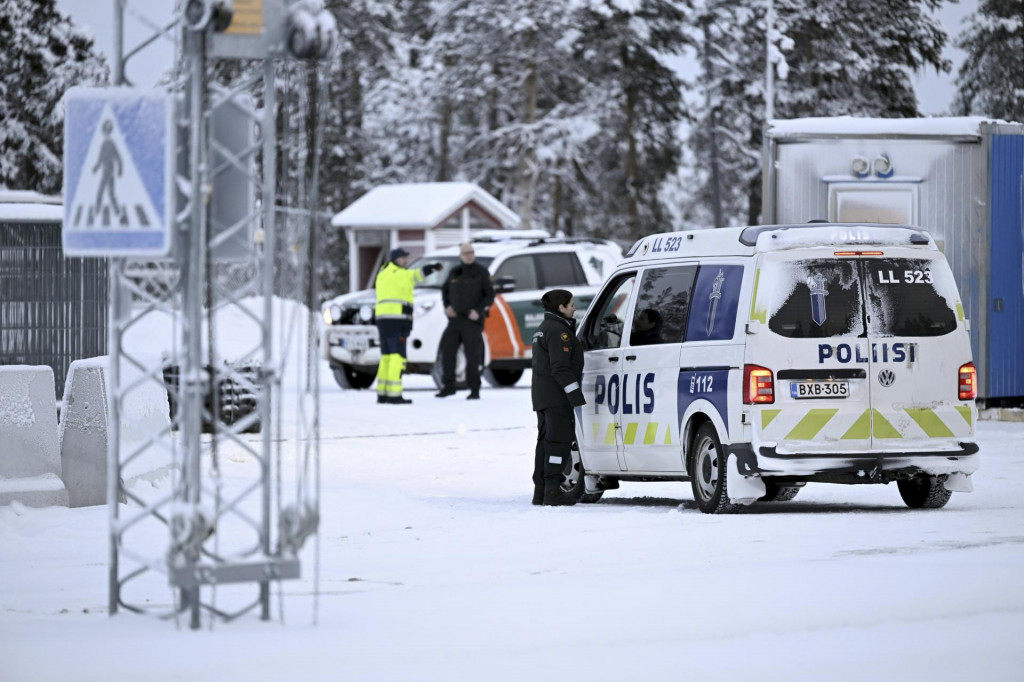 Príslušníci pohraničnej stráže a polície hliadkujú na fínsko-ruskom hraničnom priechode v Inari na severe Fínska. FOTO: TASR/AP