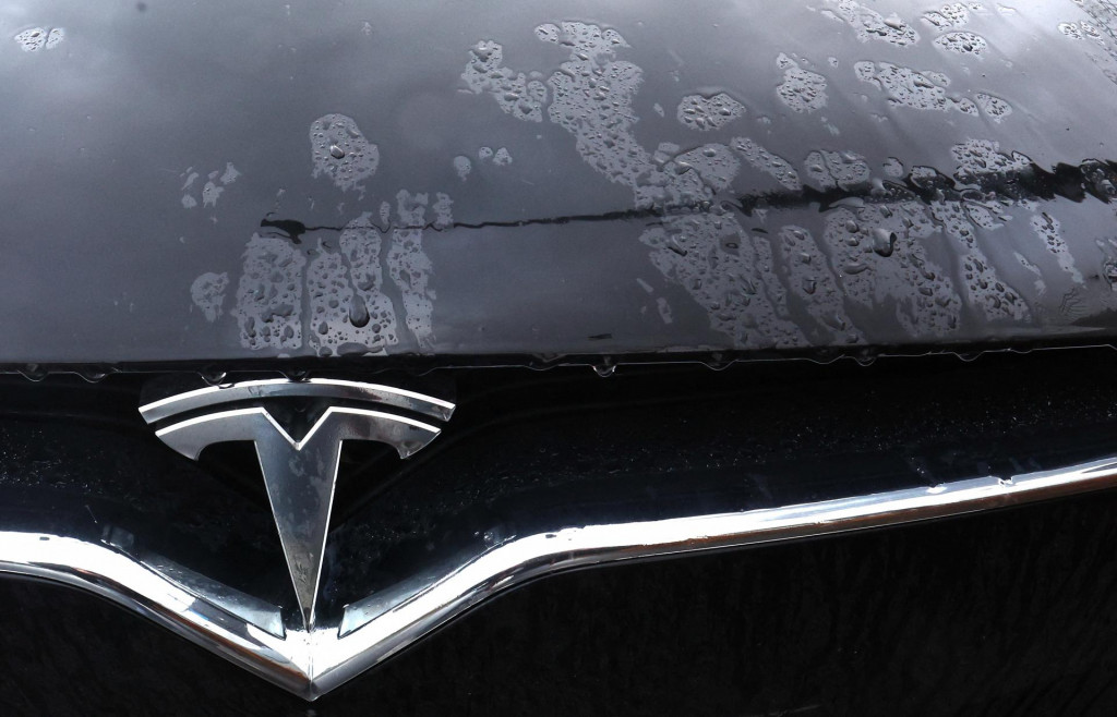 Logo automobilky Tesla. FOTO: Reuters