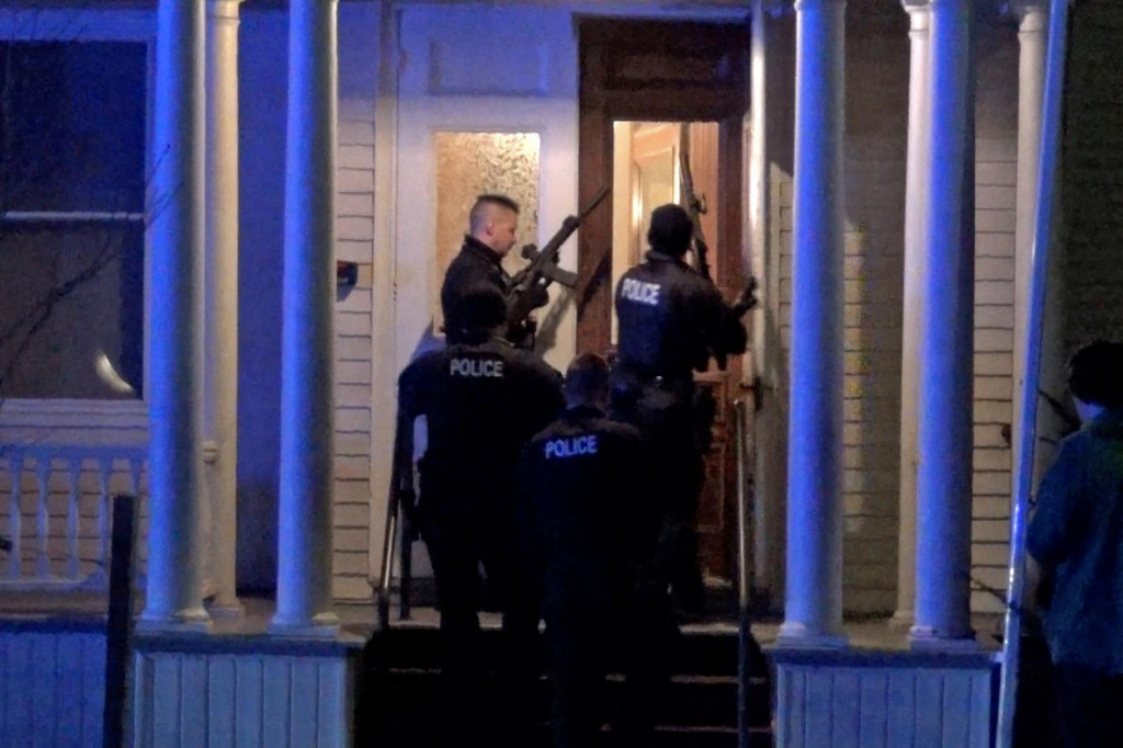 Polícia prehľadáva dom v susedstve po tom, čo strelec zastrelil a zranil troch vysokoškolákov palestínskeho pôvodu v Burlingtone. FOTO: Reuters