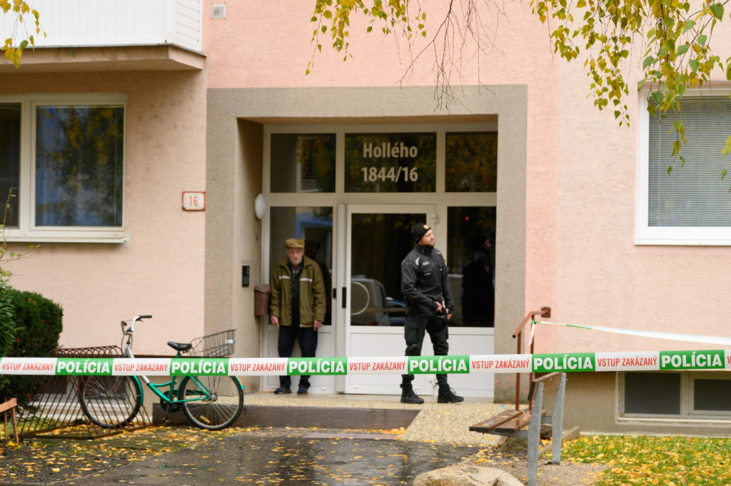 Policajná páska pred vchodom bytovky, kde došlo k tragickej udalosti v Šali. FOTO: TASR/Henrich Mišovič