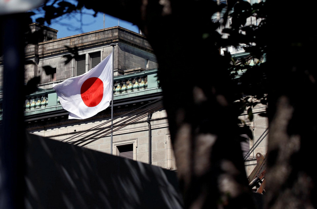 Nad japonskou národnou bankou veje vlajka krajiny. Ekonómovia sa zhodujú, že po desaťročiach potácania má Japonsko konečne nádej poriadne naštartovať ekonomický rast. FOTO: Reuters