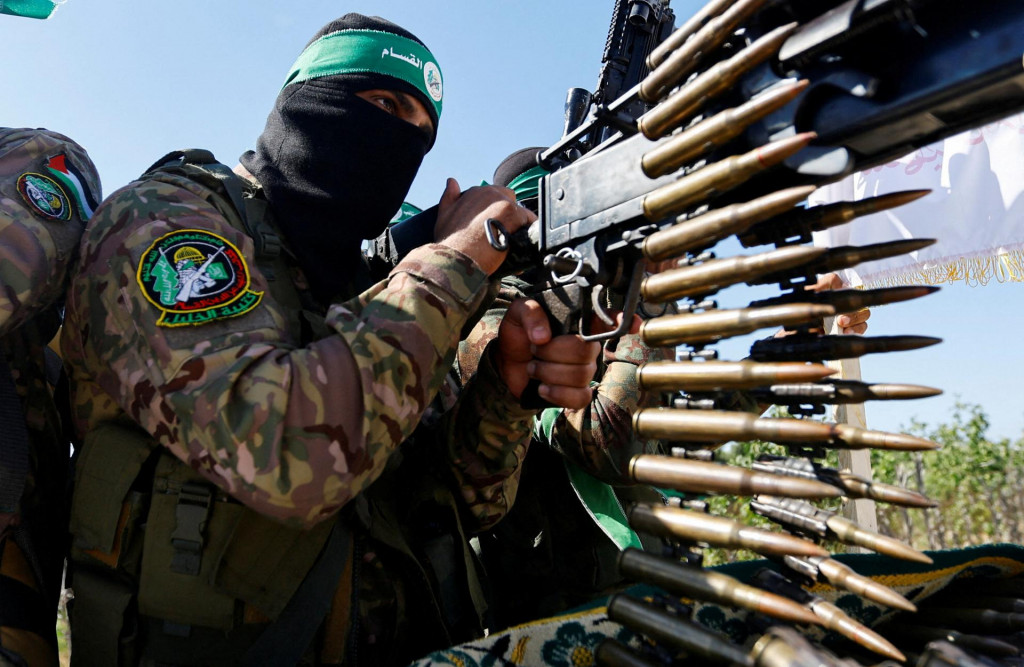 Palestínsky bojovník z ozbrojeného krídla Hamasu. FOTO: Reuters
