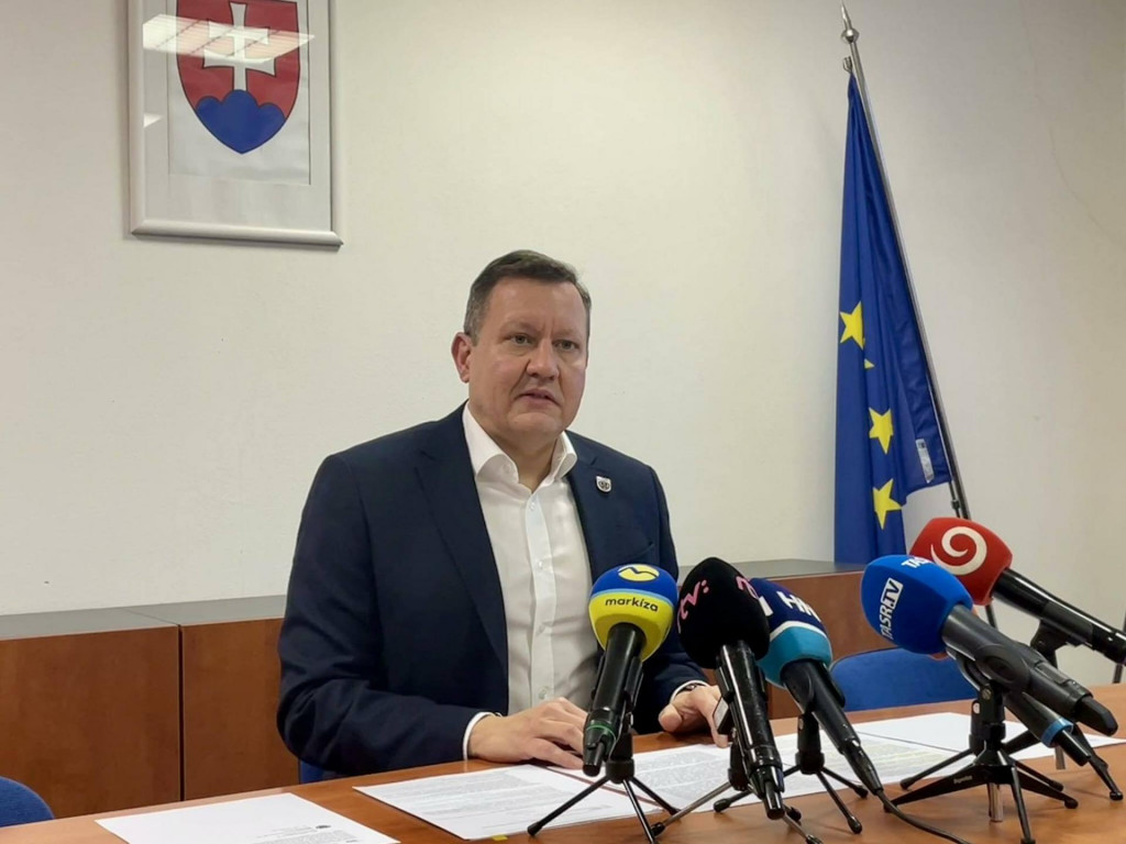 Daniel Lip&scaron;ic počas br&iacute;fingu spojen&eacute;ho s trestn&yacute;m ozn&aacute;men&iacute;m ministra vn&uacute;tra Mat&uacute;&scaron;a &Scaron;utaja E&scaron;toka. FOTO: HN/Akos Cs&eacute;pl&ouml;