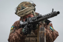 Ukrajinský vojak počas výcviku. FOTO: Reuters