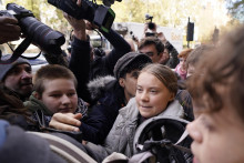 O Gretu Thunbergovú (uprostred) sa nezaujímajú iba aktivisti a médiá, ale aj polícia a súdy. FOTO: TASR/AP
