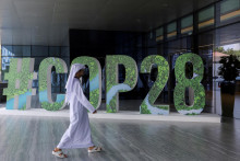 Nápis #COP28 v Abú Zabí. FOTO: Reuters