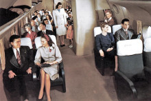 Cestujúci na palube lietadla Boeing na začiatku 50. rokov minulého storočia. V tom čase bola ešte stále civilná letecká preprava považovaná vo veľkej miere za otázku luxusu a prestíže.