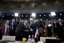 Americký minister zahraničných vecí Antony Blinken (uprostred vľavo) a šéf slovenskej diplomacie Juraj Blanár diskutujú na rokovaní Severoatlantickej rady na úrovni ministrov zahraničných vecí v Bruseli. FOTO: TASR/AP