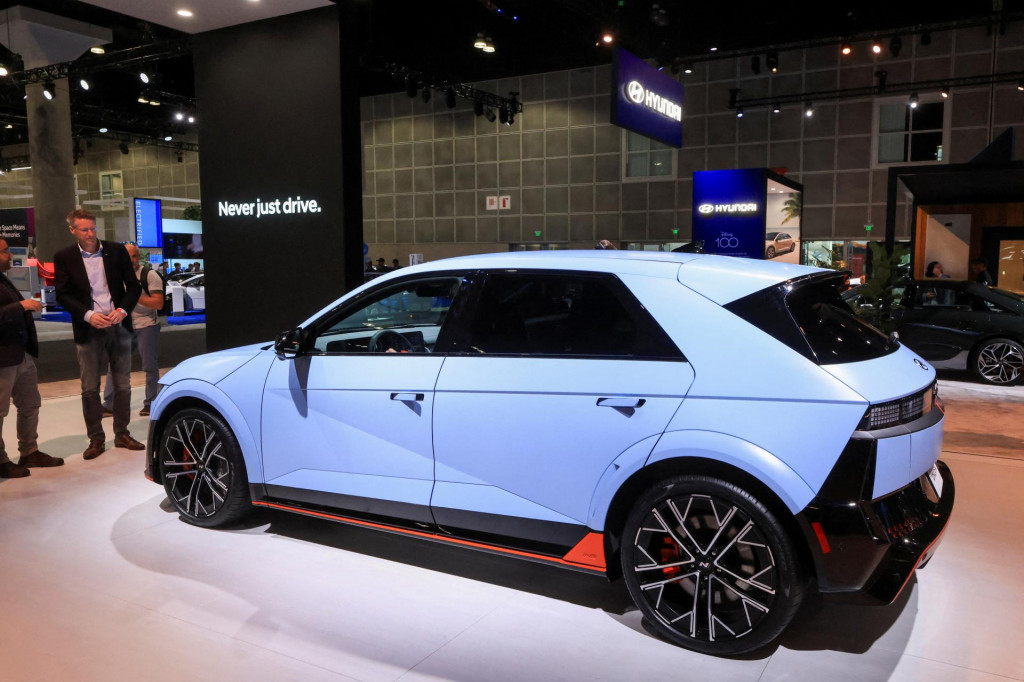 Hyundai IONIQ 5 N vystaven&yacute; počas tlačovej prezent&aacute;cie na autosal&oacute;ne v kalifornskom Los Angeles, USA, 16. novembra 2023.