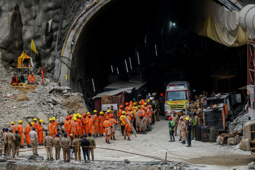 Personál Národnej jednotky reakcie na katastrofy čaká na vstup do tunela počas záchranných operácií pre uväznených pracovníkov po zrútení tunela na severe Indie. FOTO: Reuters
