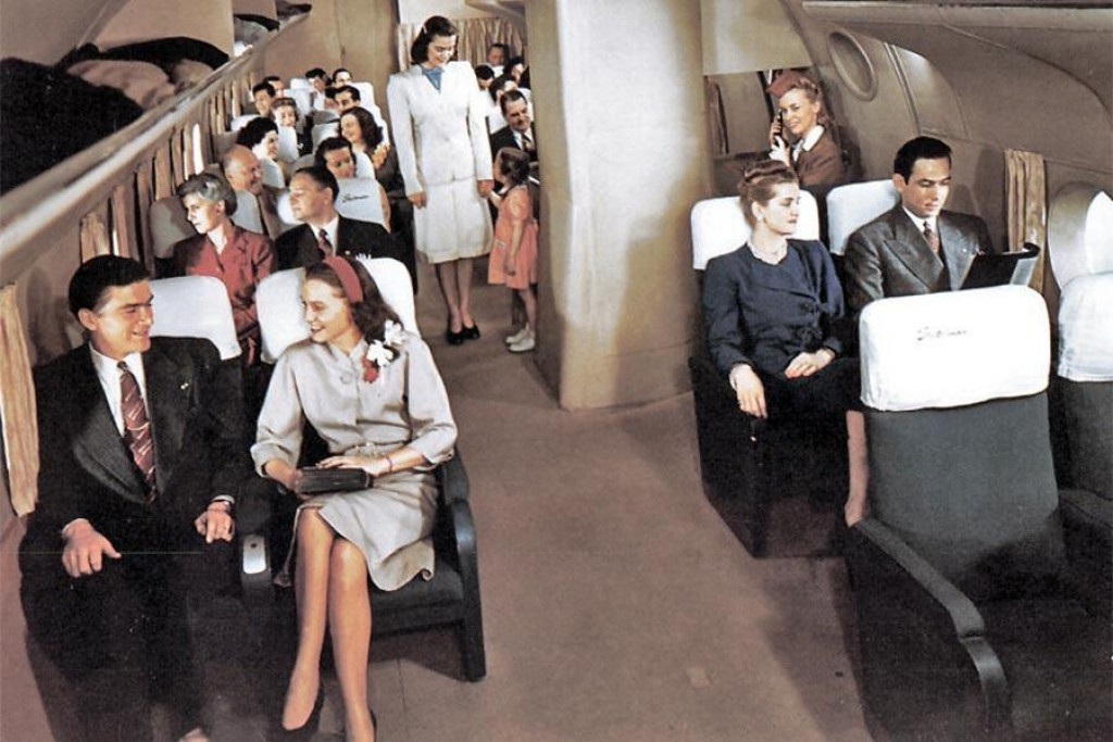 Cestujúci na palube lietadla Boeing na začiatku 50. rokov minulého storočia. V tom čase bola ešte stále civilná letecká preprava považovaná vo veľkej miere za otázku luxusu a prestíže.