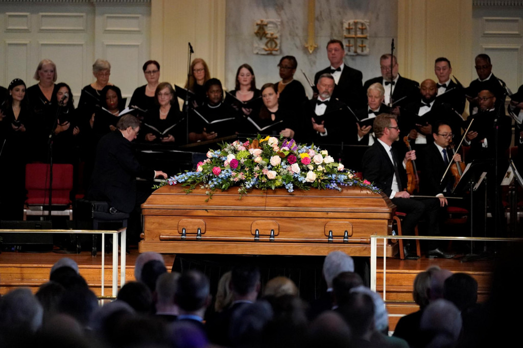 Vystavená rakva bývalej prvej dámy USA Rosalynn Carter počas pietnej slávnosti v kostole Glenn Memorial Church. FOTO: REUTERS