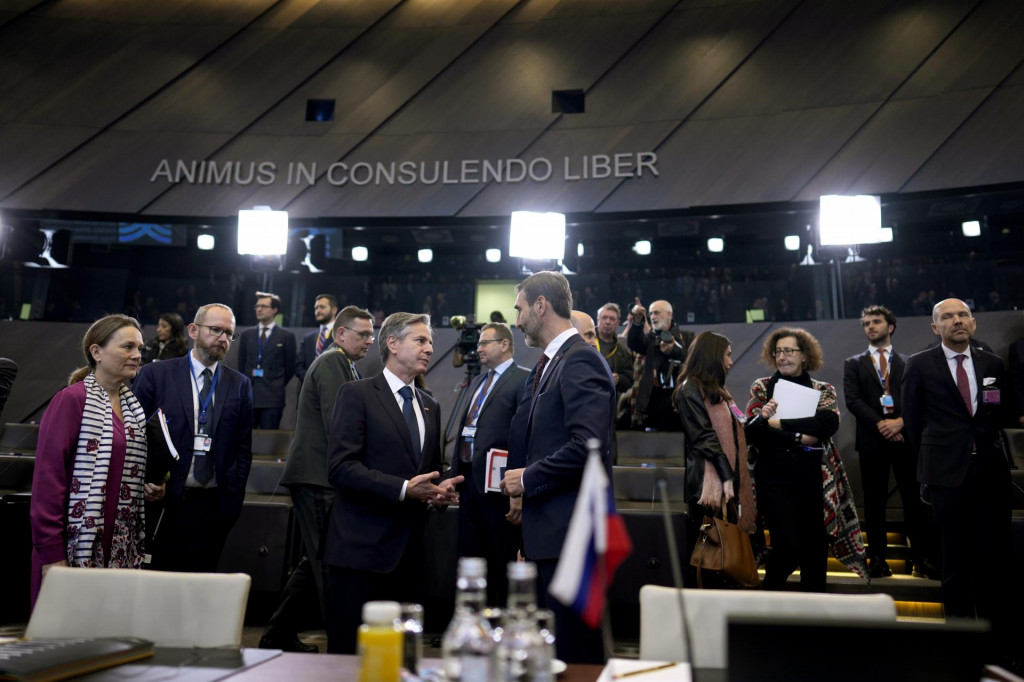 Americký minister zahraničných vecí Antony Blinken (uprostred vľavo) a šéf slovenskej diplomacie Juraj Blanár diskutujú na rokovaní Severoatlantickej rady na úrovni ministrov zahraničných vecí v Bruseli. FOTO: TASR/AP