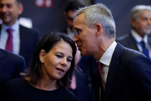 Nemeck&aacute; ministerka zahraničia Annalena Baerbockov&aacute; komunikuje s gener&aacute;lnym tajomn&iacute;kom NATO Jensom Stoltenbergom. FOTO: Reuters