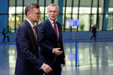 Gener&aacute;lny tajomn&iacute;k NATO Jens Stoltenberg (vpravo) a ukrajinsk&yacute; minister zahraničn&yacute;ch vec&iacute; Dmytro Kuleba počas dne&scaron;n&eacute;ho stretnutia v Bruseli. FOTO: Reuters