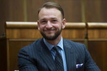 Minister vnútra Matúš Šutaj Eštok sa usmieva počas schôdze Národnej Rady, kde sa ho opozícia pokúsila odvolať. FOTO: TASR/Jakub Kotian