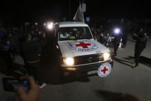 Vozidlo Červeného kríža s izraelskými prepustenými rukojemníkmi prechádza cez priechod v pásme Gazy do Egypta v Rafahu. FOTO: TASR/AP