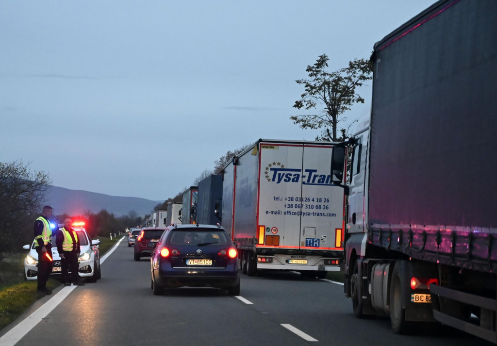 Šestnásť kilometrov dlhá kolóna kamiónov od hraničného priechodu Vyšné Nemecké až po obec Nižná Rybnica. FOTO: TASR/R. Hanc