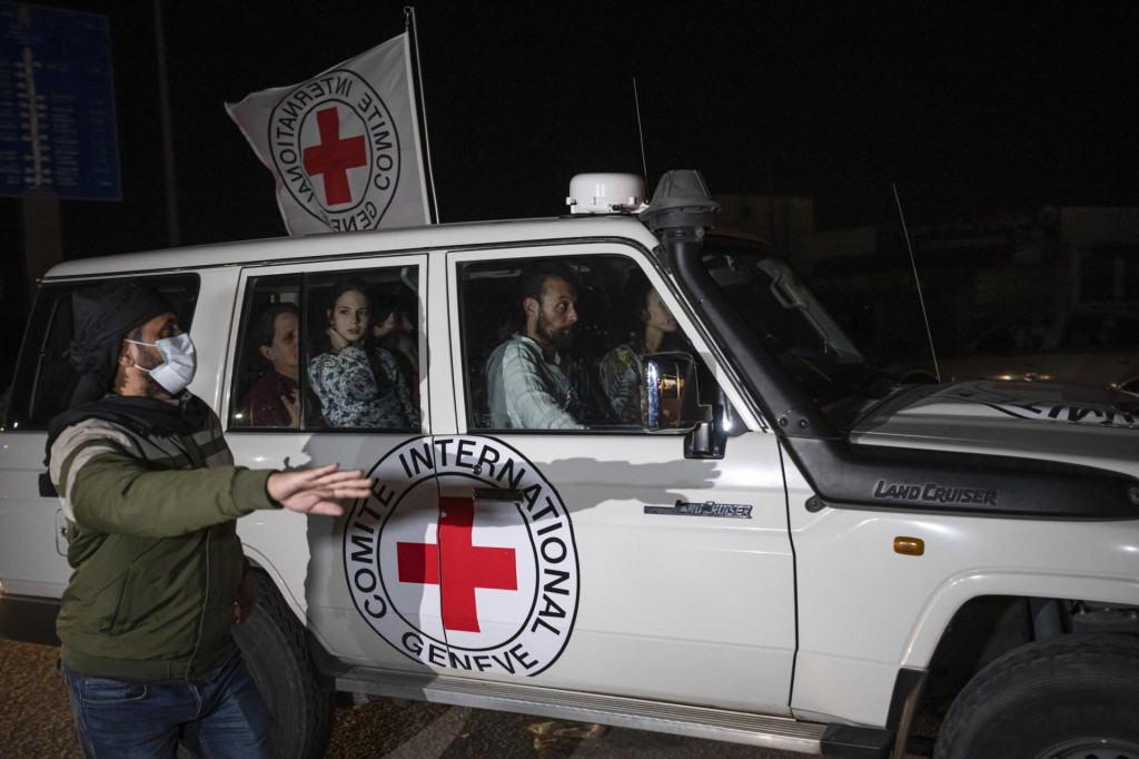 Vozidlo Červeného kríža s prepustenými izraelskými rukojemníkmi prechádza cez priechod v pásme Gazy. FOTO: TASR/AP