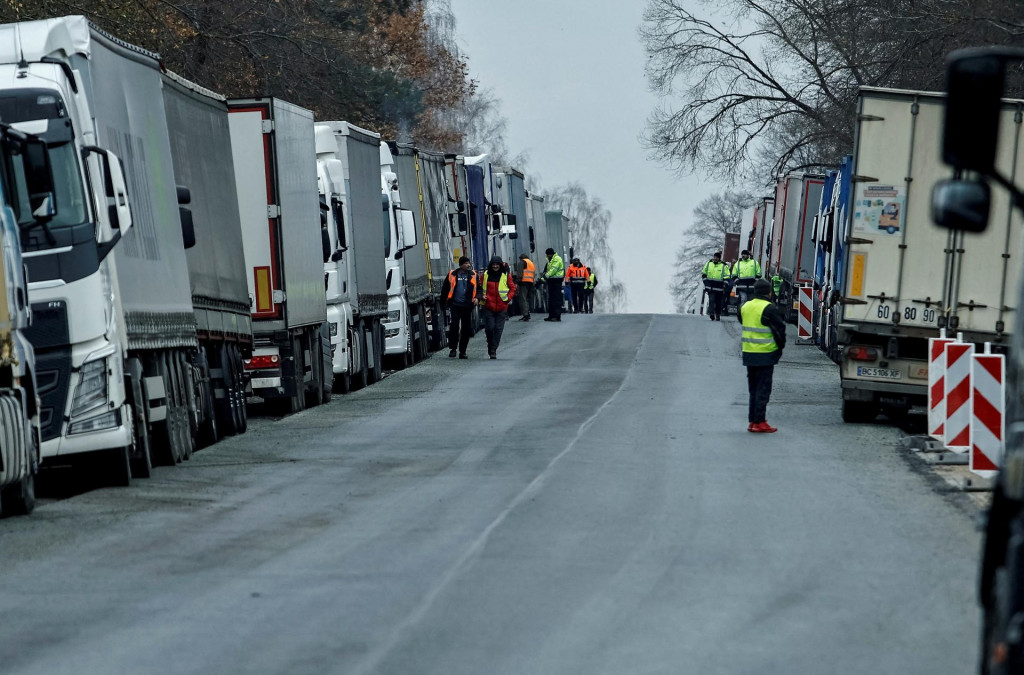 Ukrajinské kamióny neďaleko poľsko-ukrajinskej hranice pri obci Korczowa. FOTO: Reuters