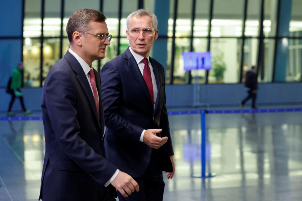 Generálny tajomník NATO Jens Stoltenberg (vpravo) a ukrajinský minister zahraničných vecí Dmytro Kuleba počas dnešného stretnutia v Bruseli. FOTO: Reuters