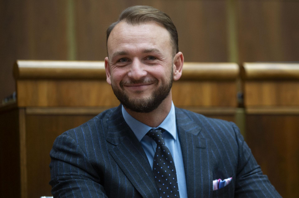 Minister vn&uacute;tra Mat&uacute;&scaron; &Scaron;utaj E&scaron;tok sa usmieva počas sch&ocirc;dze N&aacute;rodnej Rady, kde sa ho opoz&iacute;cia pok&uacute;sila odvolať. FOTO: TASR/Jakub Kotian