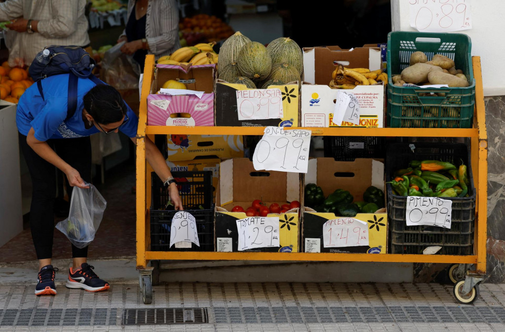 Zákazník si kupuje baklažány v obchode s ovocím v španielskom meste Ronda. FOTO: REUTERS