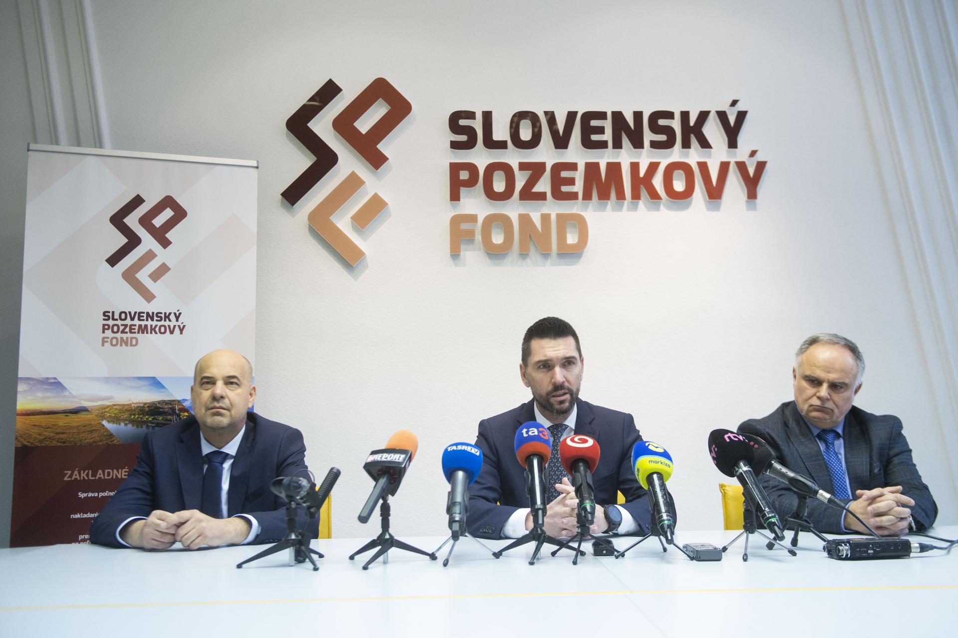 V Slovenskom pozemkovom fonde je podľa ministra Takáča nevybavených približne 20-tisíc spisov