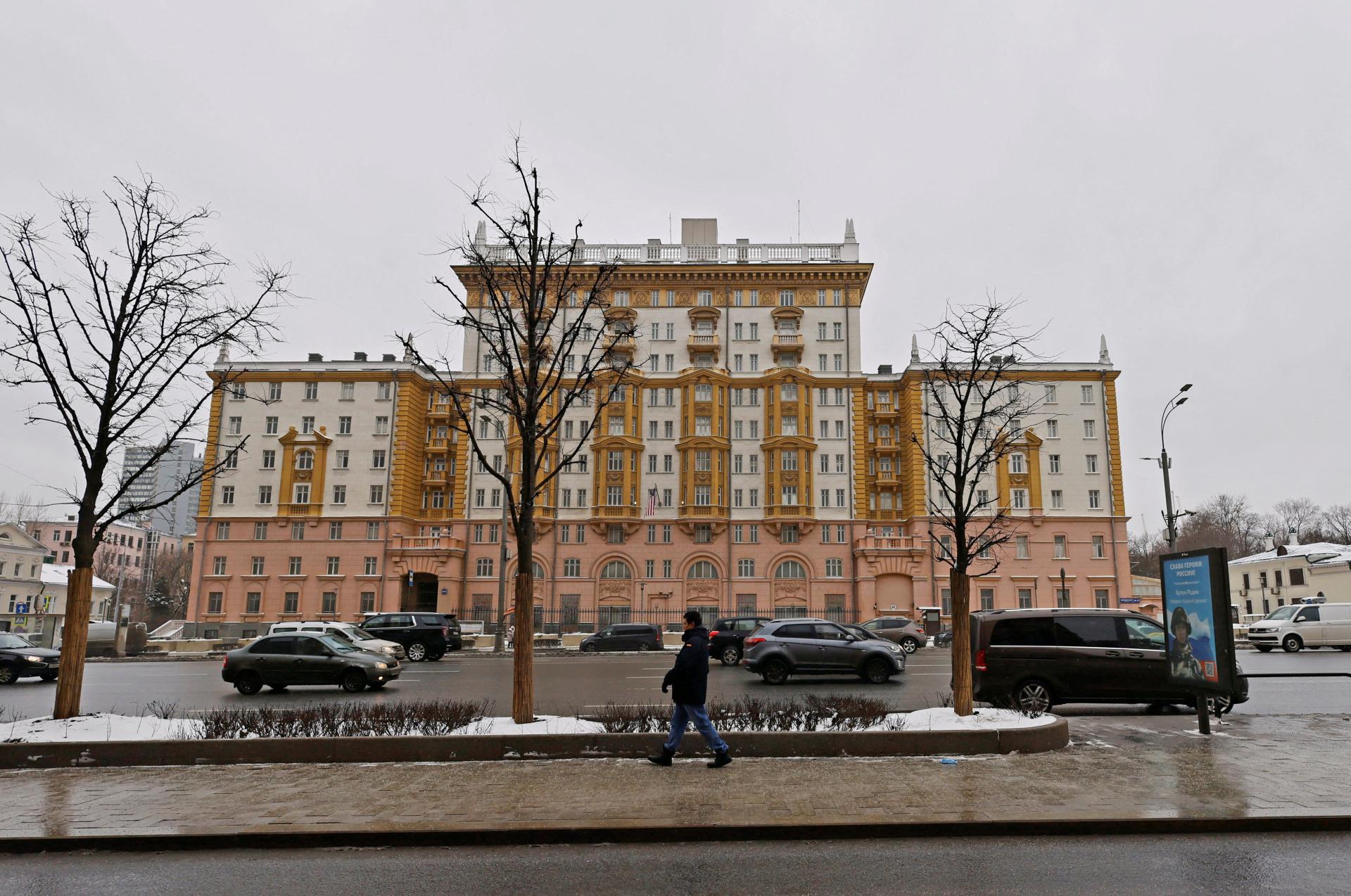 Pred ambasádou USA v Moskve sa objavili symboly podporujúce ruské invázne sily