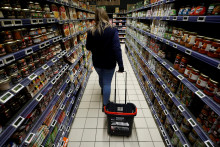Žena nakupuje vo francúzskom supermarkete. FOTO: REUTERS